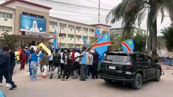 Ce vendredi, plusieurs jeunes présentés comme proches de la majorité au pouvoir ont organisé une manifestation au centre-ville de Kinshasa, devant le siège de la CENCO, dans la commune de la Gombe.