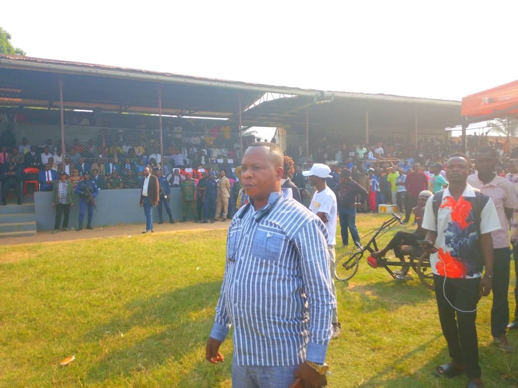 Le bourgmestre de la commune de Katoka a pris part, ce mercredi 8 juillet 2026, à la cérémonie officielle de lancement des travaux de pose de la pelouse synthétique au stade des Jeunes de Kapanda, à Kananga.