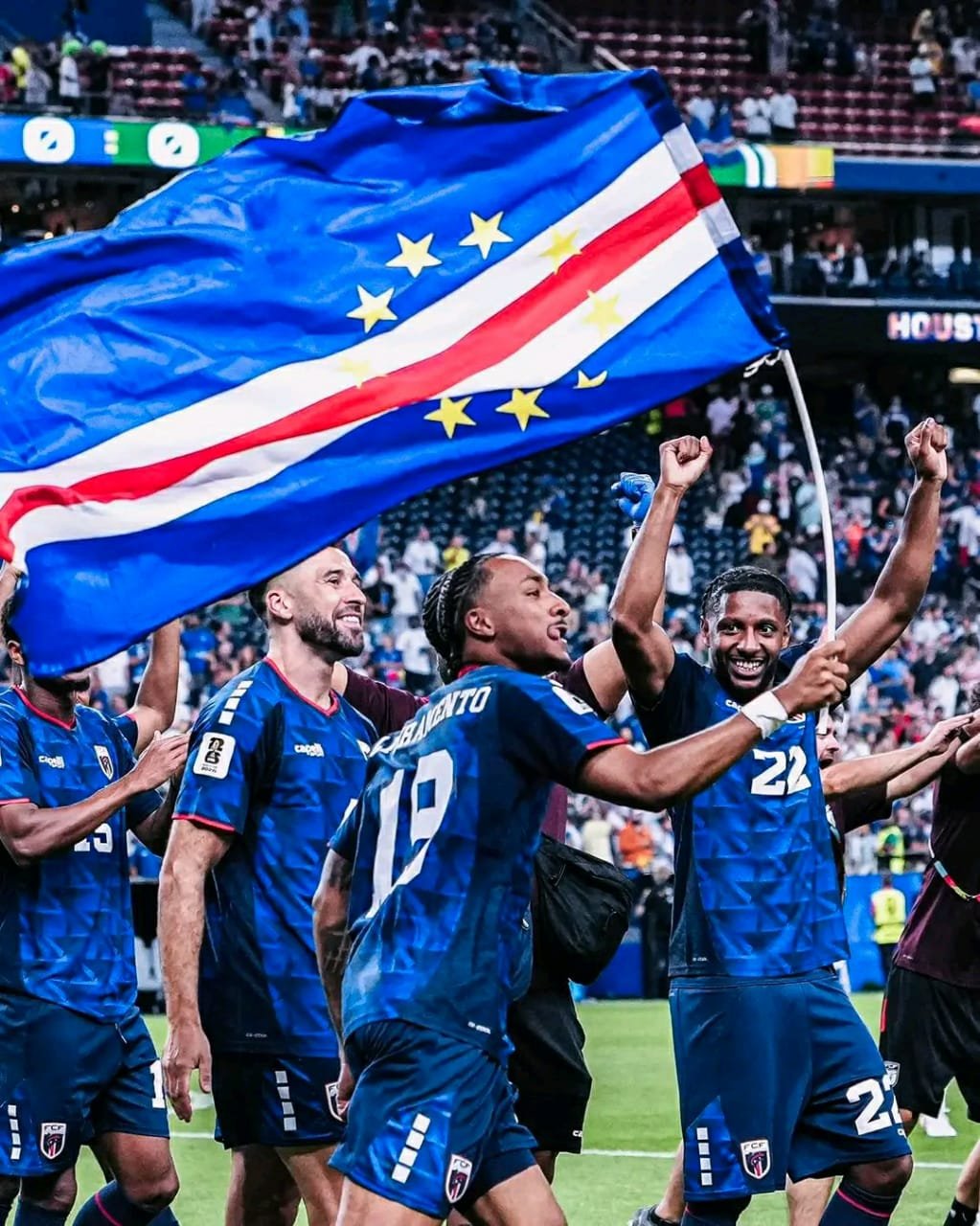 Le Cap-Vert a quitté la Coupe du monde de la FIFA 2026 avec les honneurs après une prestation héroïque face à l'Argentine. Opposés aux champions du monde en titre en seizièmes de finale, les Requins Bleus se sont inclinés 3-2 après prolongation, au terme d'un match spectaculaire disputé ce samedi 4 juillet 2026.