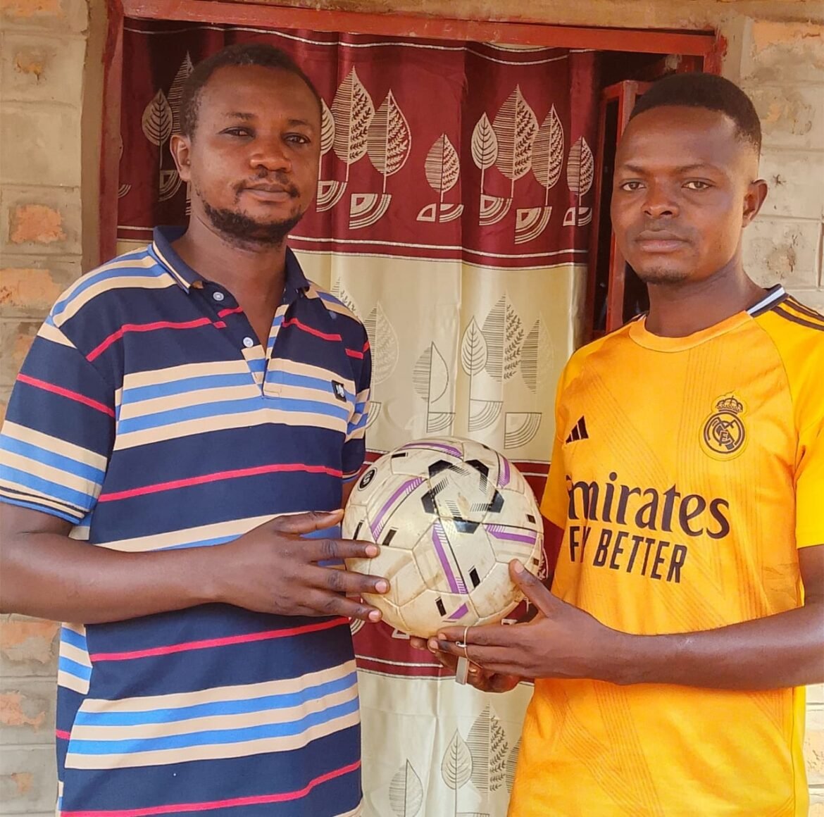 À l'occasion du lancement du tournoi interparoissial de la Jeunesse Pour Christ (JPC) du Presbytère Tshibashi (31ᵉ CPC), prévu ce jeudi 9 juillet, l'interfédéral du parti politique Congo Positif au Kasaï-Central et rapporteur du bureau du Conseil communal de Ndesha, Laurent Luboya, a remis un lot de kits sportifs destiné aux équipes participantes.