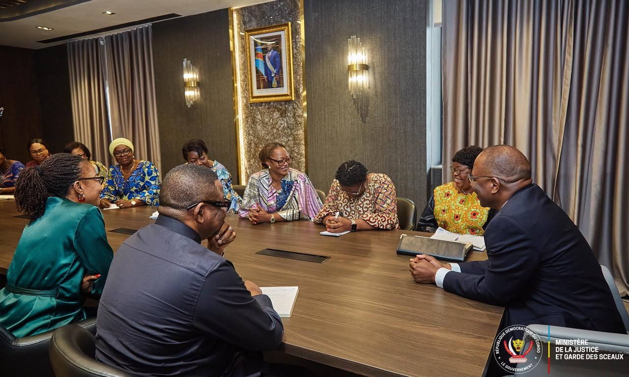 Le Ministre d'État, Ministre de la Justice et Garde des Sceaux, Guillaume Ngefa Atondoko Andali, a reçu mercredi, à Kinshasa, une délégation du Cadre permanent de concertation de la femme congolaise (CAFCO), venue plaider en faveur d'une action renforcée contre les injures, les discours de haine et les attaques visant les autorités et les animateurs des institutions publiques sur les réseaux sociaux.