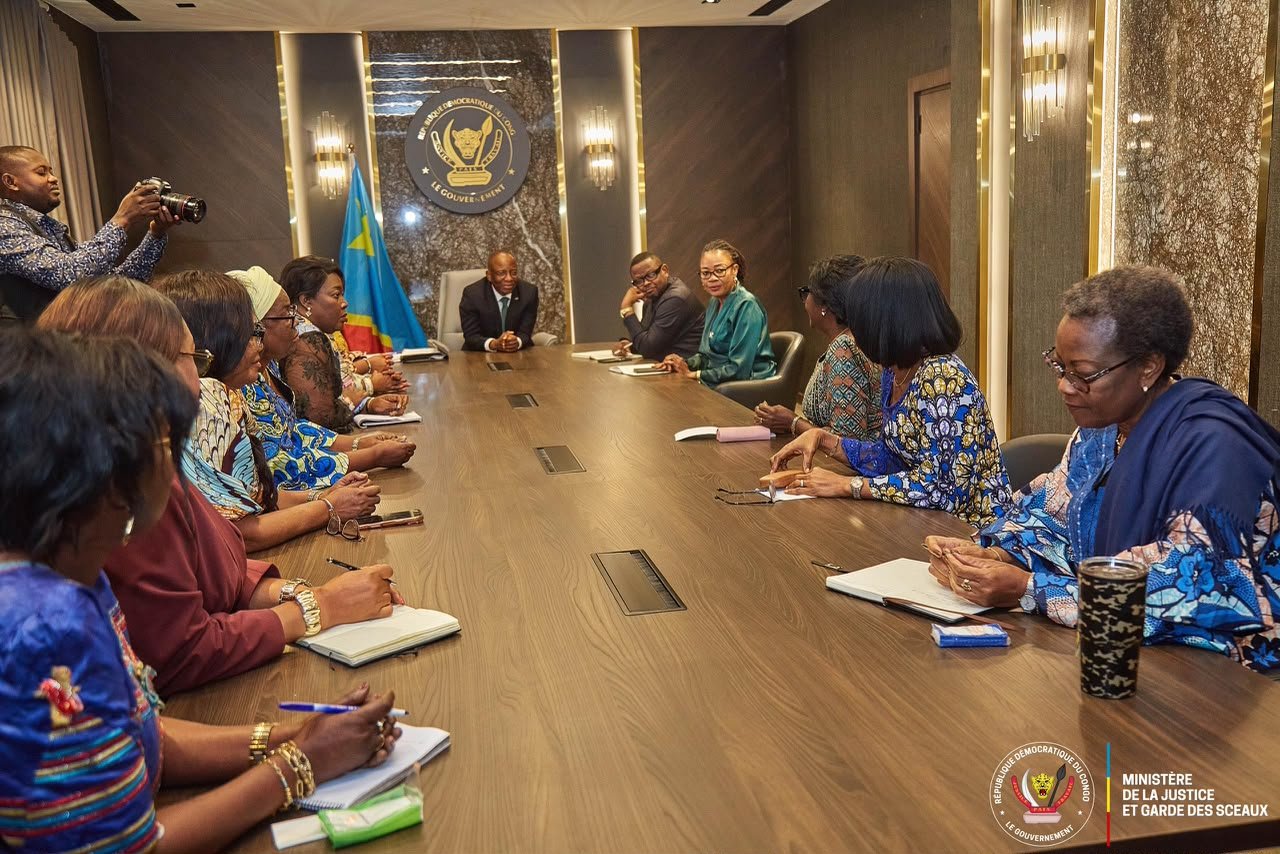 Le Ministre d'État, Ministre de la Justice et Garde des Sceaux, Guillaume Ngefa Atondoko Andali, a reçu mercredi, à Kinshasa, une délégation du Cadre permanent de concertation de la femme congolaise (CAFCO), venue plaider en faveur d'une action renforcée contre les injures, les discours de haine et les attaques visant les autorités et les animateurs des institutions publiques sur les réseaux sociaux.