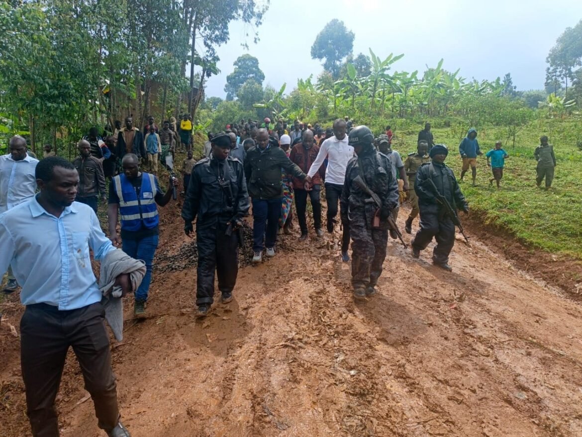 Le ministre ougandais des Gouvernements locaux, Hon. Barugahara Balaam Ateenyi, accompagné de la ministre d'État au sein du même ministère, Hon. Justine Nameere Nsubuga, a effectué une visite d'inspection de la route Budwale, située dans le district de Mbale, dans l'est de l'Ouganda.