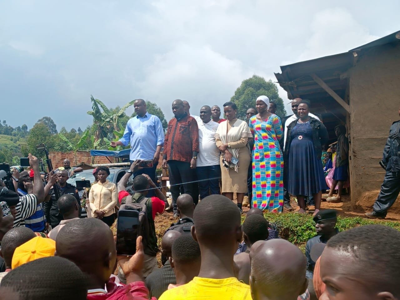 Le ministre ougandais des Gouvernements locaux, Hon. Barugahara Balaam Ateenyi, accompagné de la ministre d'État au sein du même ministère, Hon. Justine Nameere Nsubuga, a effectué une visite d'inspection de la route Budwale, située dans le district de Mbale, dans l'est de l'Ouganda.