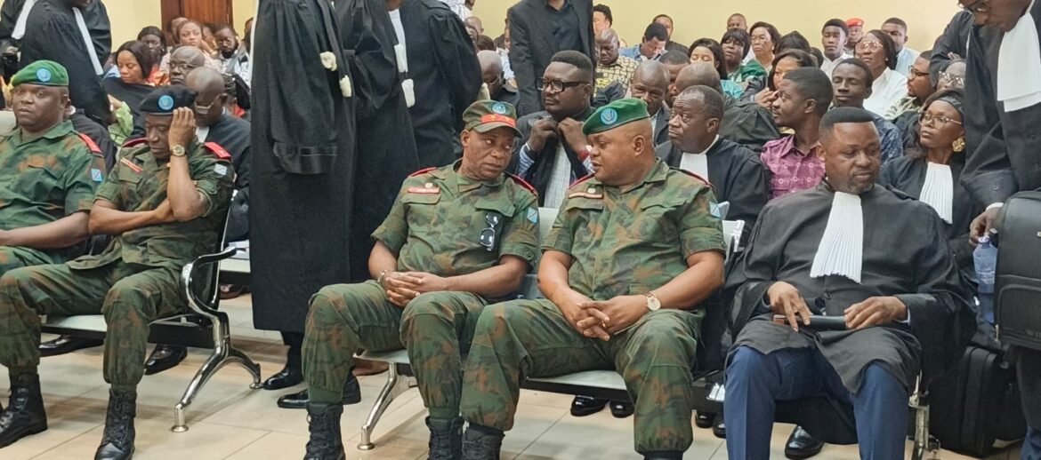 La Haute Cour militaire a tenu la troisième audience du procès impliquant le général Christian Tshiwewe. Sa défense dénonce une arrestation arbitraire, demande sa libération provisoire et conteste les accusations de complot.