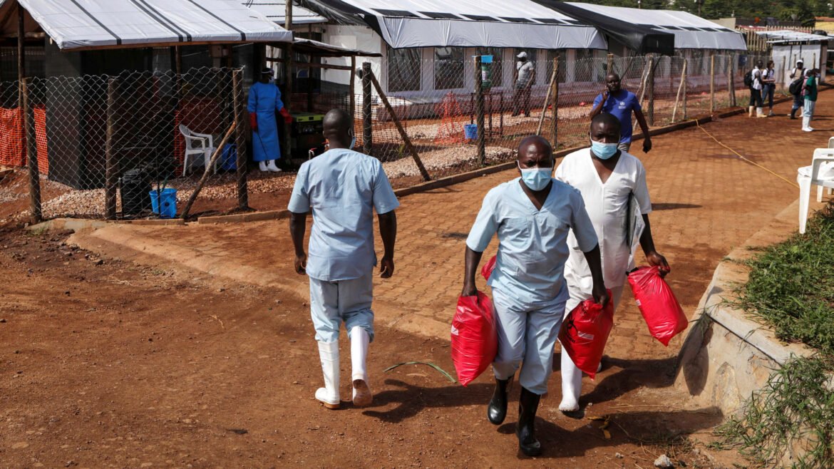 Près de 700 millions $ sont mobilisés pour la riposte contre Ebola en RDC. Malgré ces fonds, des agents dénoncent des retards de paiement et menacent de poursuivre les grèves.
