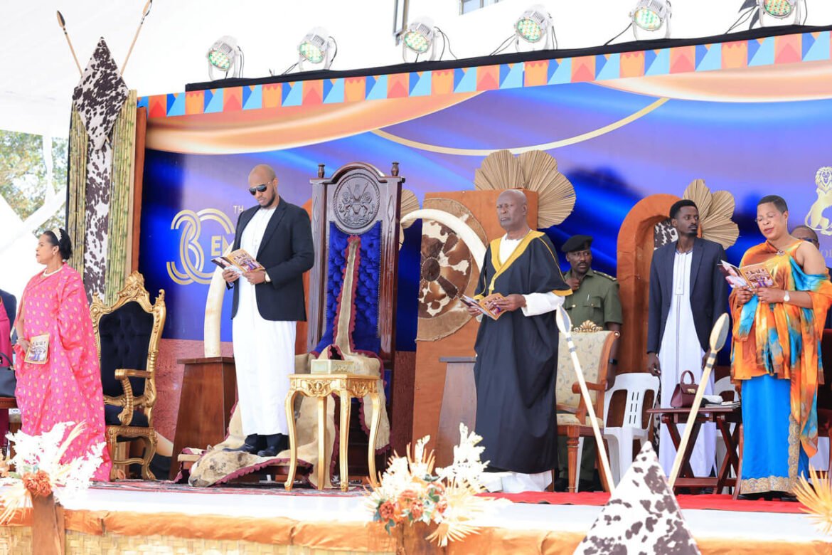 Le royaume de Tooro dévoile les protocoles traditionnels pour les funérailles du roi Oyo Nyimba et met en place un comité de 21 anciens pour préparer sa succession.