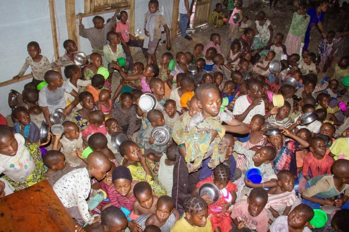 De nombreux parents congolais sont confrontés à une forte pression financière et sociale. La situation est particulièrement préoccupante dans l’Est