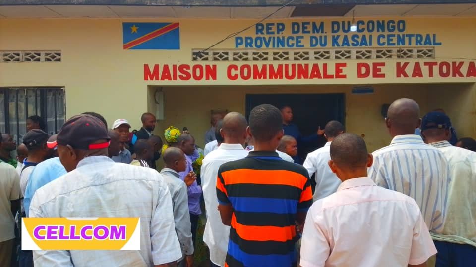 Le bourgmestre de la commune de Katoka, Junior Kapena Kapena, a réuni ce lundi les agents de l’État affectés à la commune ainsi que les différents chefs de quartiers, à l’occasion d’une matinée de service consacrée à l’échange, à la sensibilisation et à l’amélioration du fonctionnement de l’administration locale.
