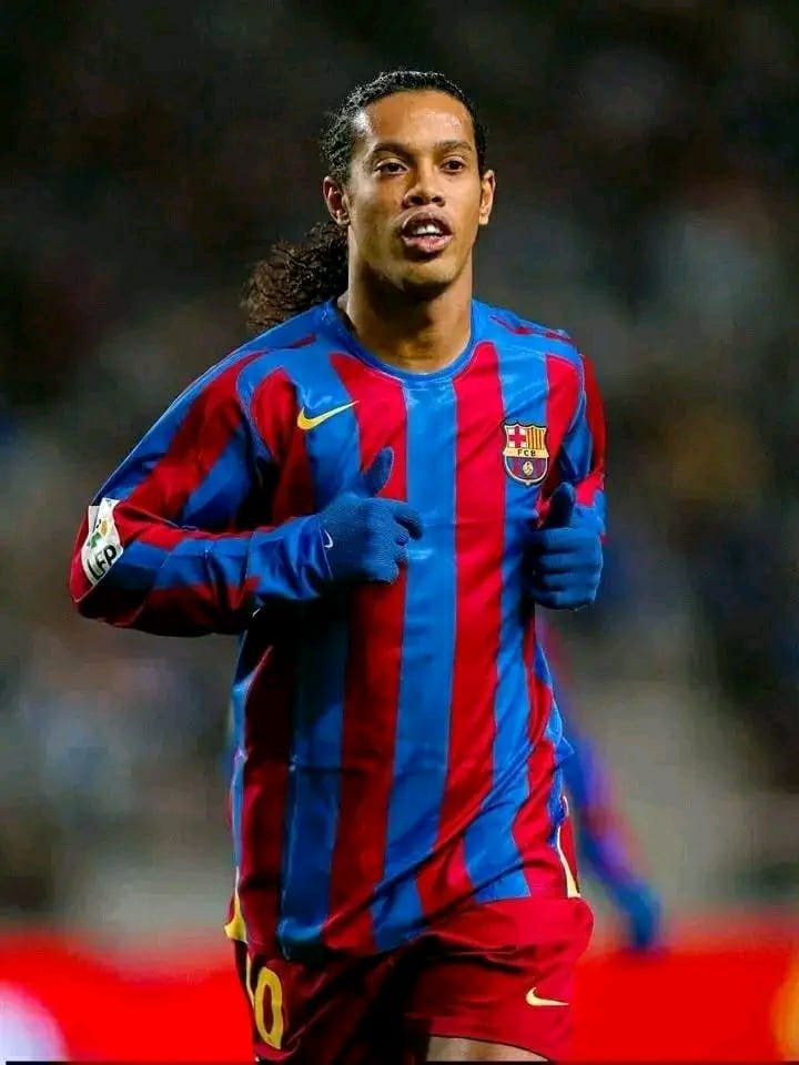 Ronaldinho, légende du football brésilien et Ballon d’Or 2005, fait son retour dans le football professionnel avec le Ravenna FC, pensionnaire de Serie C italienne. Le Brésilien a été officiellement présenté à Ravenne le jeudi 20 août 2026.