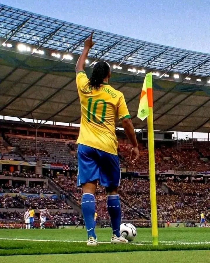 Ronaldinho, légende du football brésilien et Ballon d’Or 2005, fait son retour dans le football professionnel avec le Ravenna FC, pensionnaire de Serie C italienne. Le Brésilien a été officiellement présenté à Ravenne le jeudi 20 août 2026.