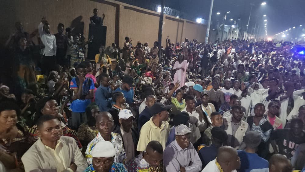 Le député national et gouverneur honoraire du Kasaï-Central, John Kabeya Shikayi, a regagné Kananga ce vendredi 21 août dans le cadre de ses vacances parlementaires.