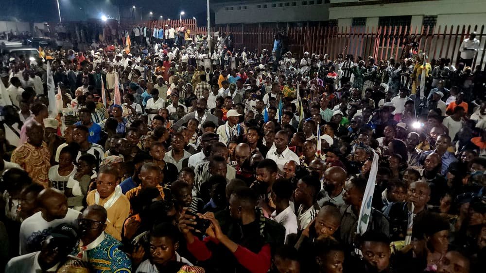 Le député national et gouverneur honoraire du Kasaï-Central, John Kabeya Shikayi, a regagné Kananga ce vendredi 21 août dans le cadre de ses vacances parlementaires.