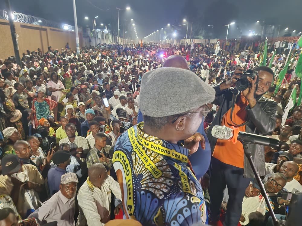 Le député national et gouverneur honoraire du Kasaï-Central, John Kabeya Shikayi, a regagné Kananga ce vendredi 21 août dans le cadre de ses vacances parlementaires.