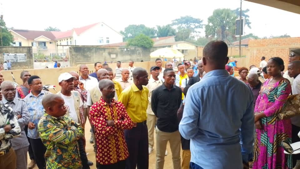 Katoka : le bourgmestre Junior Kapena appelle les agents de l’État à renforcer leur engagement au service public