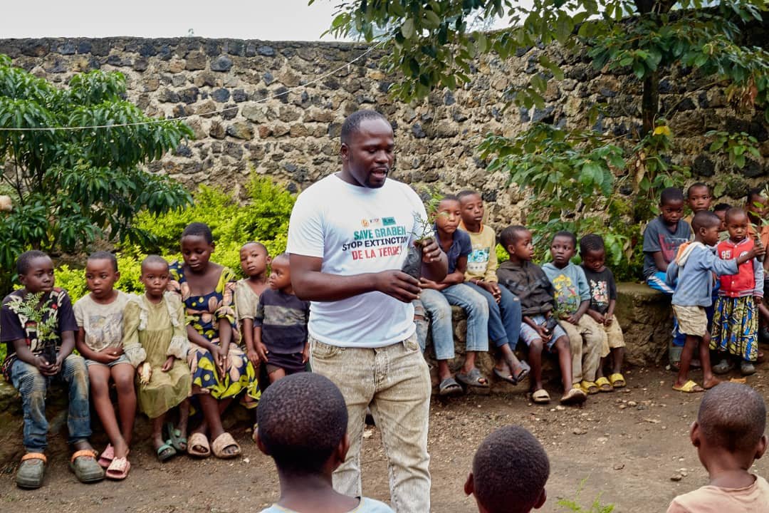 Des enfants vivant dans les communautés riveraines du parc national des Virunga, dans le territoire de Rutshuru, ont bénéficié de fournitures scolaires, notamment des cahiers, à l’occasion d’une activité organisée le 19 août 2026, en marge de la Journée mondiale de la paix. Cette initiative intervient dans une zone affectée depuis plusieurs années par les conflits armés.