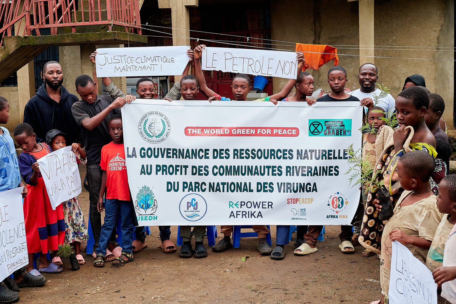 Des enfants vivant dans les communautés riveraines du parc national des Virunga, dans le territoire de Rutshuru, ont bénéficié de fournitures scolaires, notamment des cahiers, à l’occasion d’une activité organisée le 19 août 2026, en marge de la Journée mondiale de la paix. Cette initiative intervient dans une zone affectée depuis plusieurs années par les conflits armés.