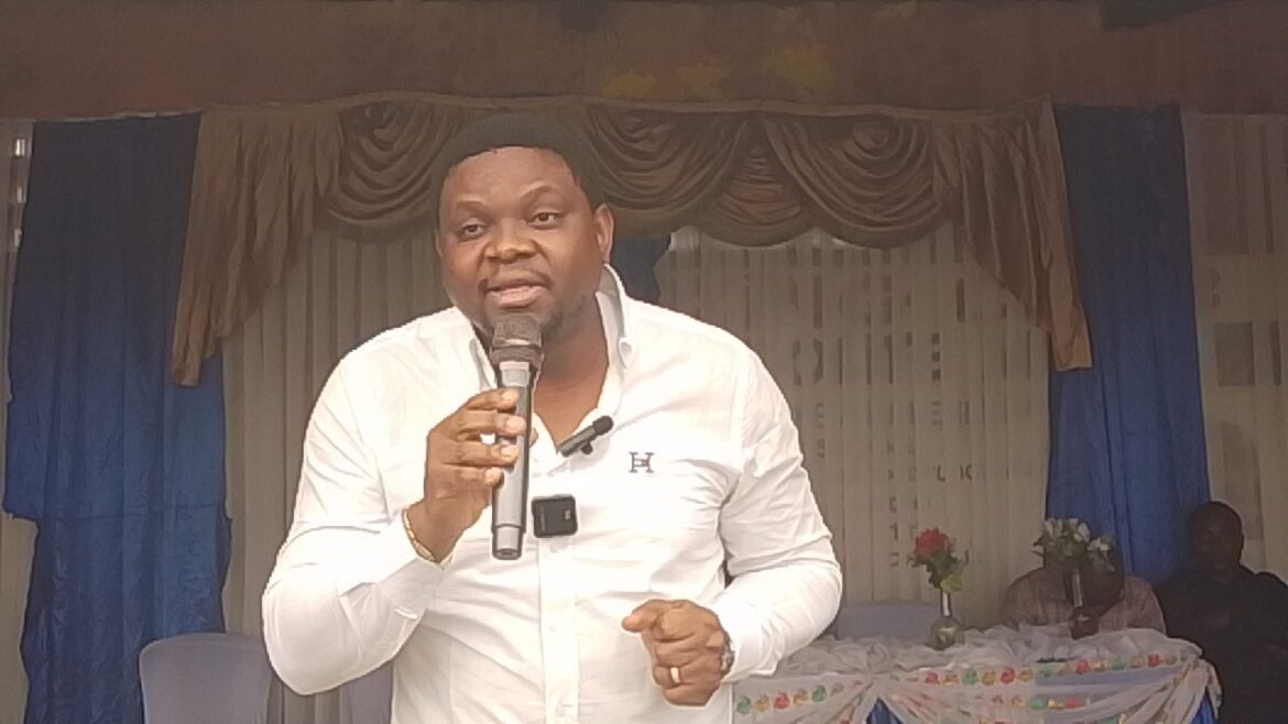 L’honorable Pacquis Nganini Atabakutuba a appelé les jeunes de la commune de Kimbaseke à faire de l’excellence, de la discipline et du civisme les piliers de leur engagement dans la société.