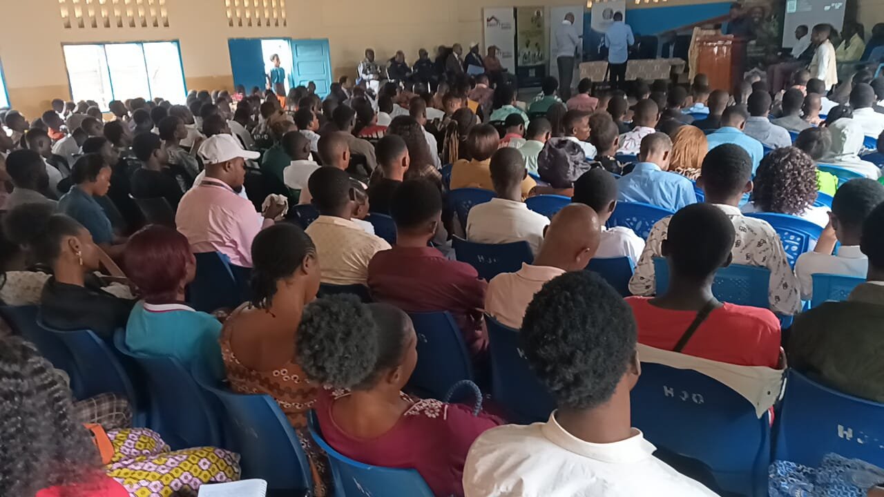 La Journée internationale de la jeunesse a été célébrée ce mardi 18 août 2026 à Kananga, chef-lieu de la province du Kasaï-Central, autour d’un thème axé sur les enjeux majeurs de l’avenir de la jeunesse : « L’entrepreneuriat, la justice et la paix : socles du développement du Kasaï-Central et de sa jeunesse ».