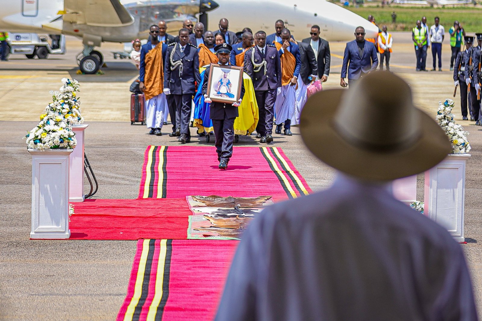 Le président ougandais Yoweri Kaguta Museveni a rendu un dernier hommage à Sa Majesté Omukama Oyo Nyimba Kabamba Iguru Rukidi IV, roi du royaume du Tooro, lors d’une cérémonie solennelle marquée par le respect et la présence de la famille royale.