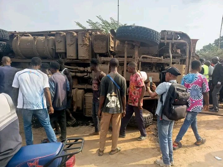 Un accident de circulation, heureusement sans perte en vies humaines, s’est produit ce samedi à hauteur du marché Salongo, dans la ville de Kananga.