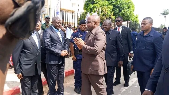 Le vice-premier ministre, Ministre de l’Intérieur, de la Sécurité, de la Décentralisation et des Affaires Coutumières, Jacquemain Shabani Lukoo, s’est entretenu ce mardi 29 septembre 2026 avec la population de Kananga, à l’occasion d’un meeting populaire organisé à la place de l’Indépendance.