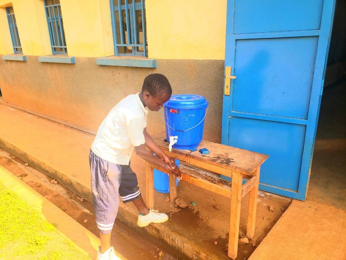 La rentrée scolaire 2026-2027 a été effective ce mardi 1er septembre à Butembo, dans la province du Nord-Kivu. Une rentrée particulière, puisqu’elle intervient un mardi, contrairement à l’habitude d’une reprise des cours le lundi.