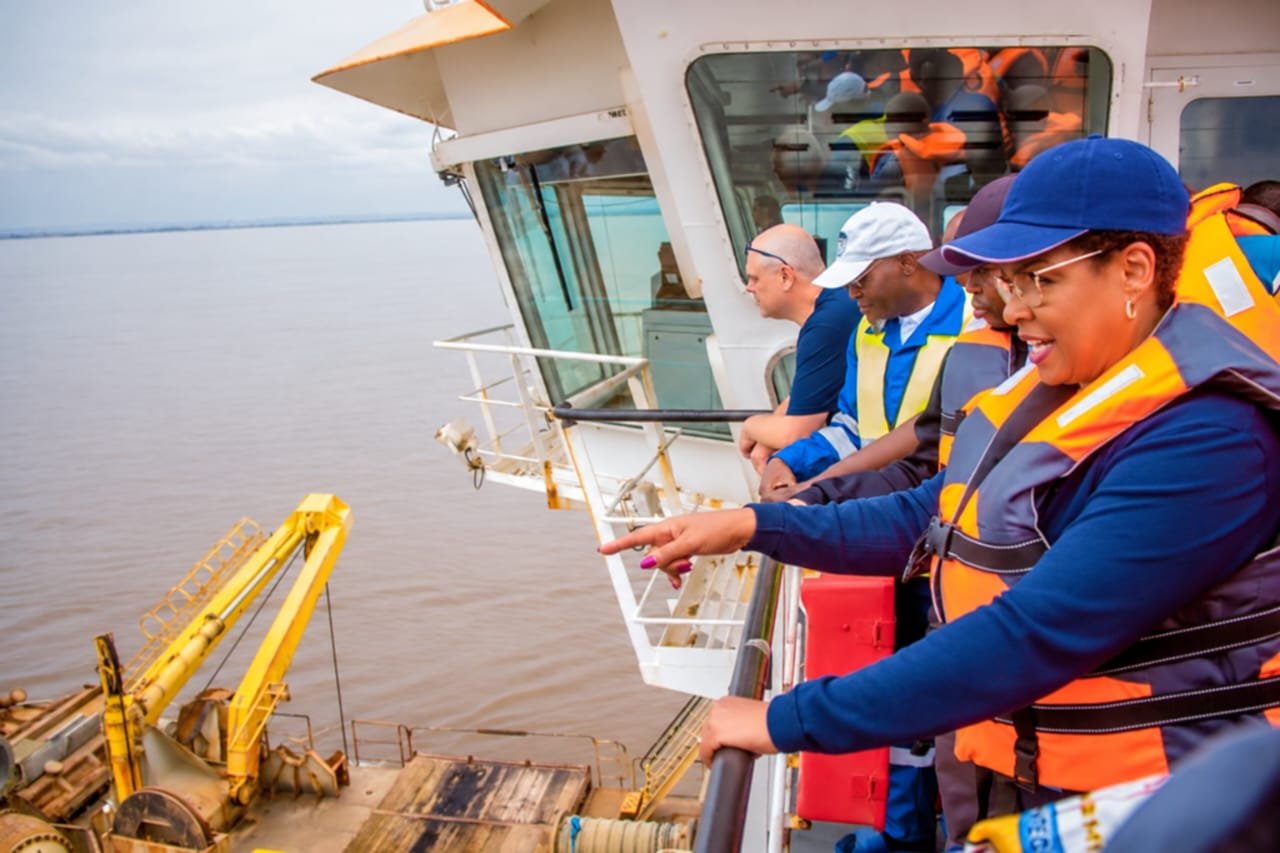 Depuis quelques jours, le dossier de Madame Jeanne Blandine Kawanda Walwom, Directrice Générale de la Congolaise des Voies Maritimes (CVM-SA), et particulièrement celui relatif à l’acquisition d’une nouvelle drague, fait à nouveau l’objet de publications dans la presse.