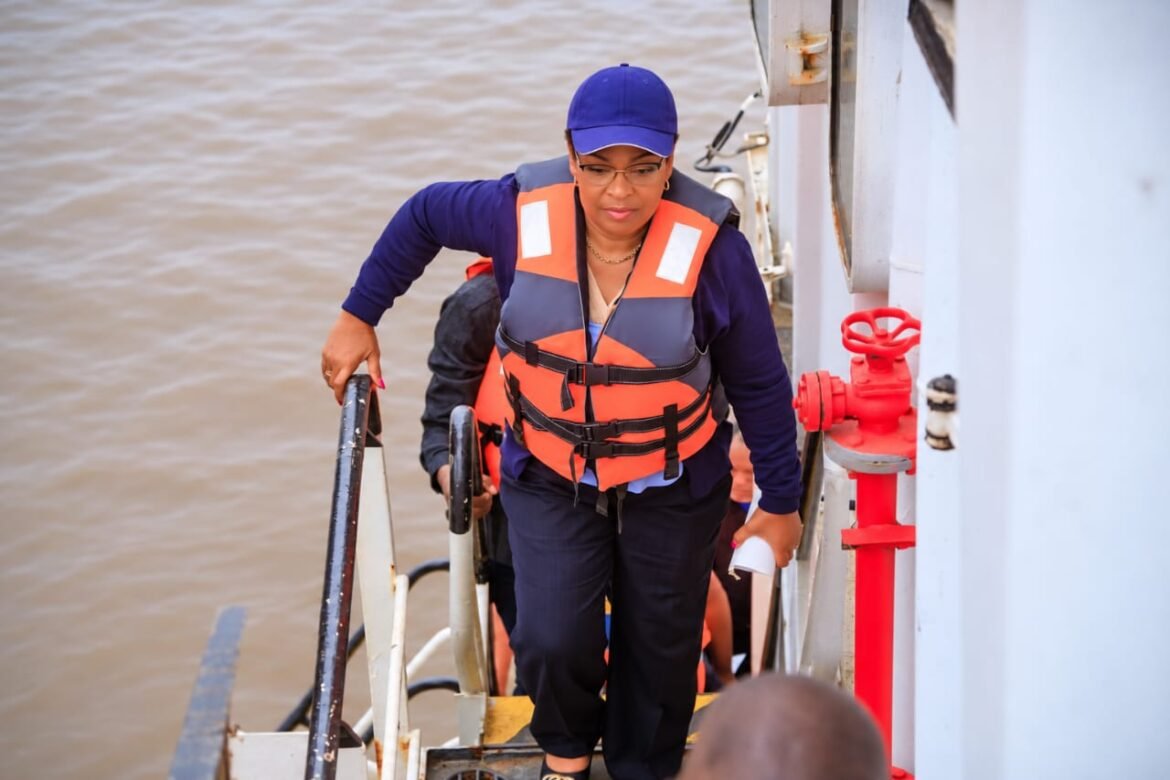 Depuis quelques jours, le dossier de Madame Jeanne Blandine Kawanda Walwom, Directrice Générale de la Congolaise des Voies Maritimes (CVM-SA), et particulièrement celui relatif à l’acquisition d’une nouvelle drague, fait à nouveau l’objet de publications dans la presse.