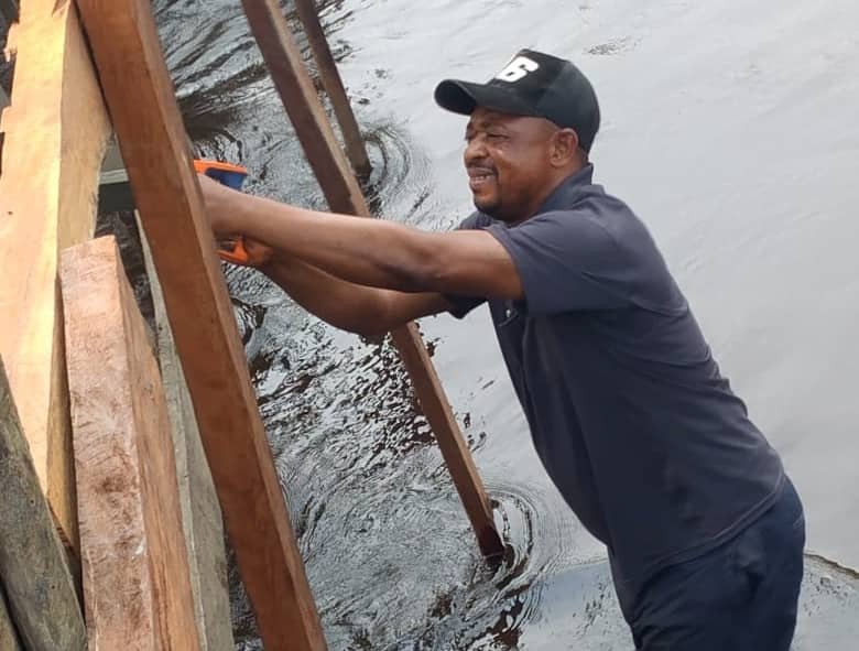 Le pont Lubi connaît un début de réhabilitation. Les premiers travaux ont officiellement démarré ce lundi dans la commune de Nganza sous la supervision et à l’initiative de Justin Mutungilayi, responsable permanent, préoccupé par l’état de dégradation avancée de cette infrastructure considérée comme essentielle à la mobilité des habitants.