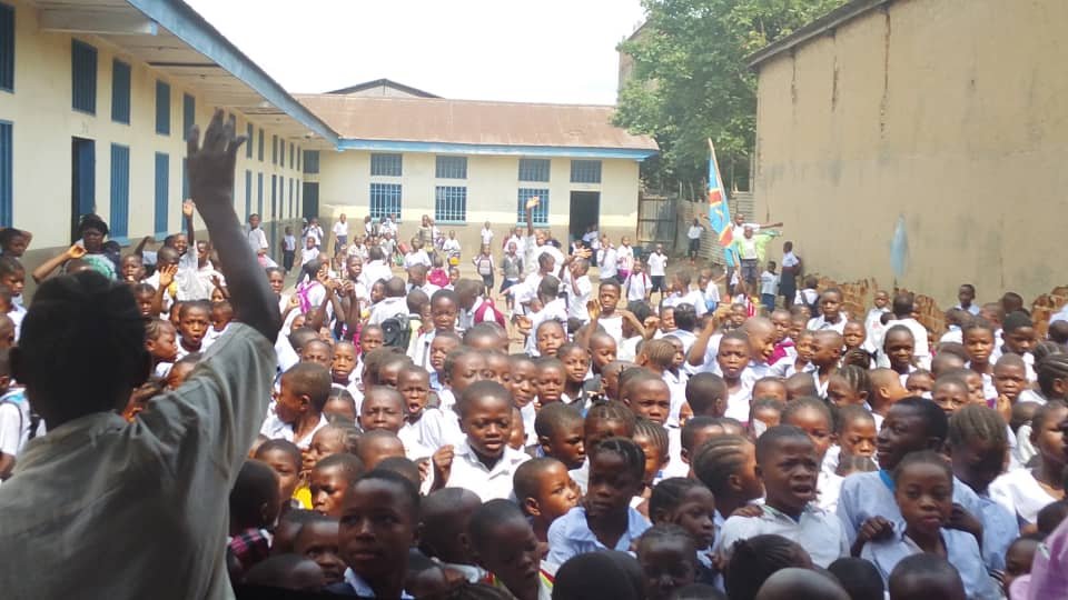 La Fondation Régine Kapinga a apporté un important soutien en fournitures scolaires aux élèves vulnérables et aux enseignants de deux établissements scolaires de la commune de Ndesha, à Kananga, dans la province du Kasaï-Central.