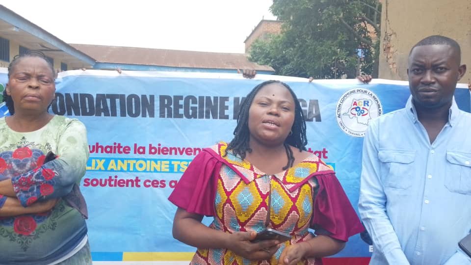 La Fondation Régine Kapinga a apporté un important soutien en fournitures scolaires aux élèves vulnérables et aux enseignants de deux établissements scolaires de la commune de Ndesha, à Kananga, dans la province du Kasaï-Central.