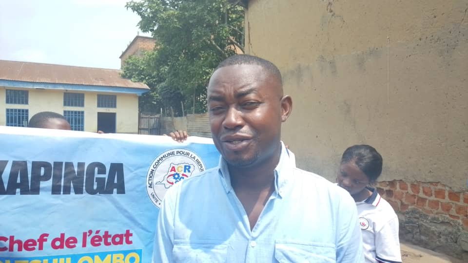 La Fondation Régine Kapinga a apporté un important soutien en fournitures scolaires aux élèves vulnérables et aux enseignants de deux établissements scolaires de la commune de Ndesha, à Kananga, dans la province du Kasaï-Central.