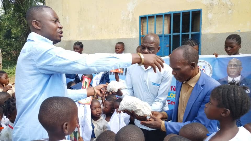 La Fondation Régine Kapinga a apporté un important soutien en fournitures scolaires aux élèves vulnérables et aux enseignants de deux établissements scolaires de la commune de Ndesha, à Kananga, dans la province du Kasaï-Central.