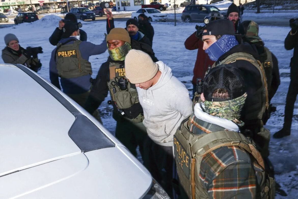 L’ARJPDH, membre de la Coalition pour la Cour pénale internationale (CPI), condamne fermement les violations présumées des droits humains à l’encontre des migrants et demandeurs d’asile aux États-Unis