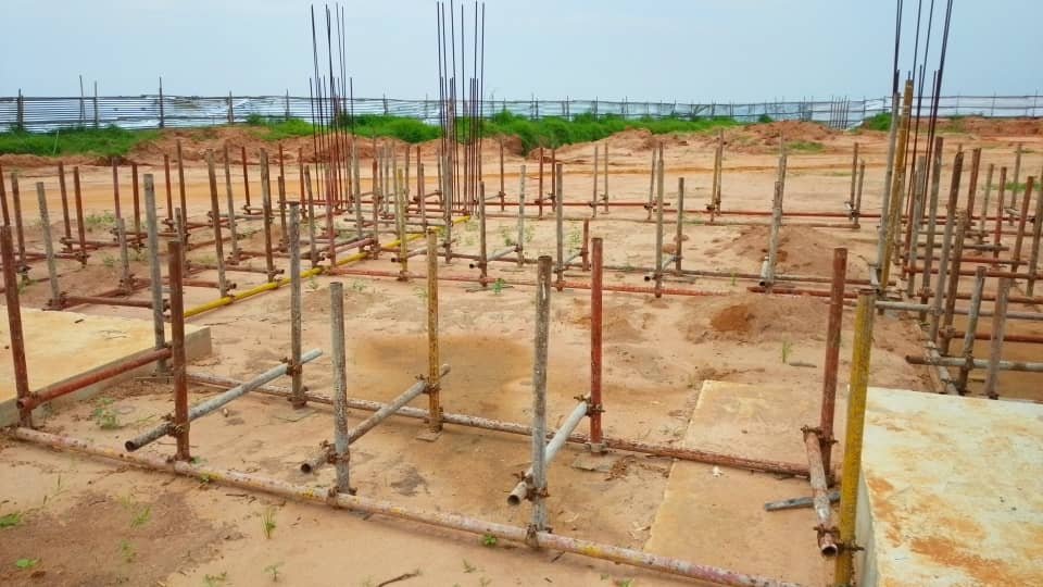 Les travaux de construction du nouveau stade de Kananga, d’une capacité de 10 000 places assises, avancent avec la finalisation des fondations des deux principales tribunes.