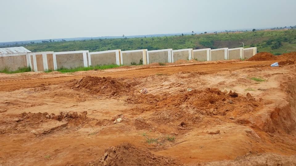 Le Directeur général adjoint de l’Agence congolaise des grands travaux (ACGT), Jean-Claude Mido Bweté, a effectué une visite d’inspection sur le chantier du stade de Kanyuka, à Kananga, dans le cadre du suivi des infrastructures en cours de réalisation dans le Grand Kasaï.