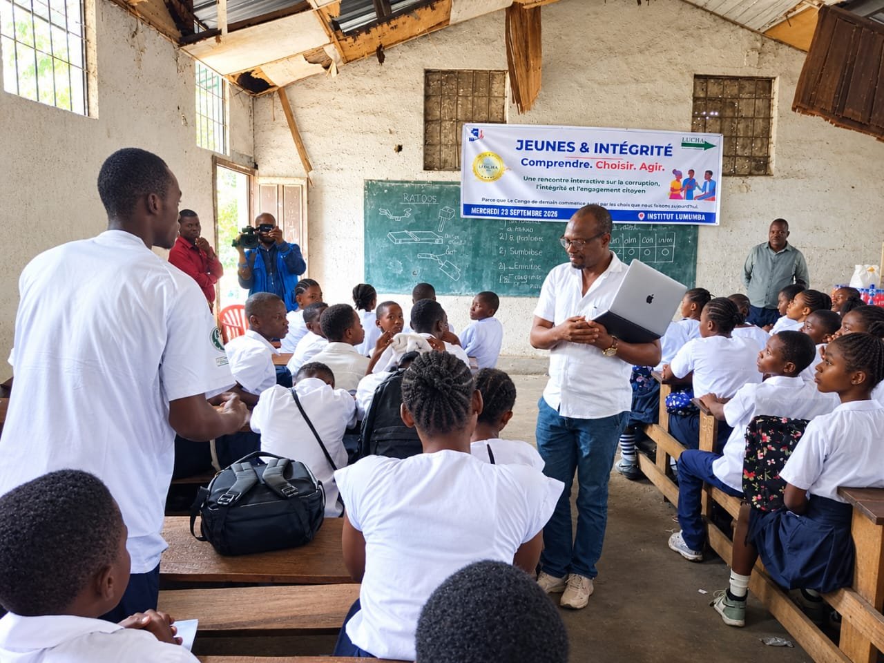 La lutte contre la corruption commence aussi à l’école. C’est autour de cette conviction que des mouvements de la société civile, notamment La Lucha et Le Congo n’est pas à vendre, ont organisé ce jeudi 23 septembre une séance de sensibilisation à l’Institut Lumumba, à l’intention des élèves du secondaire.