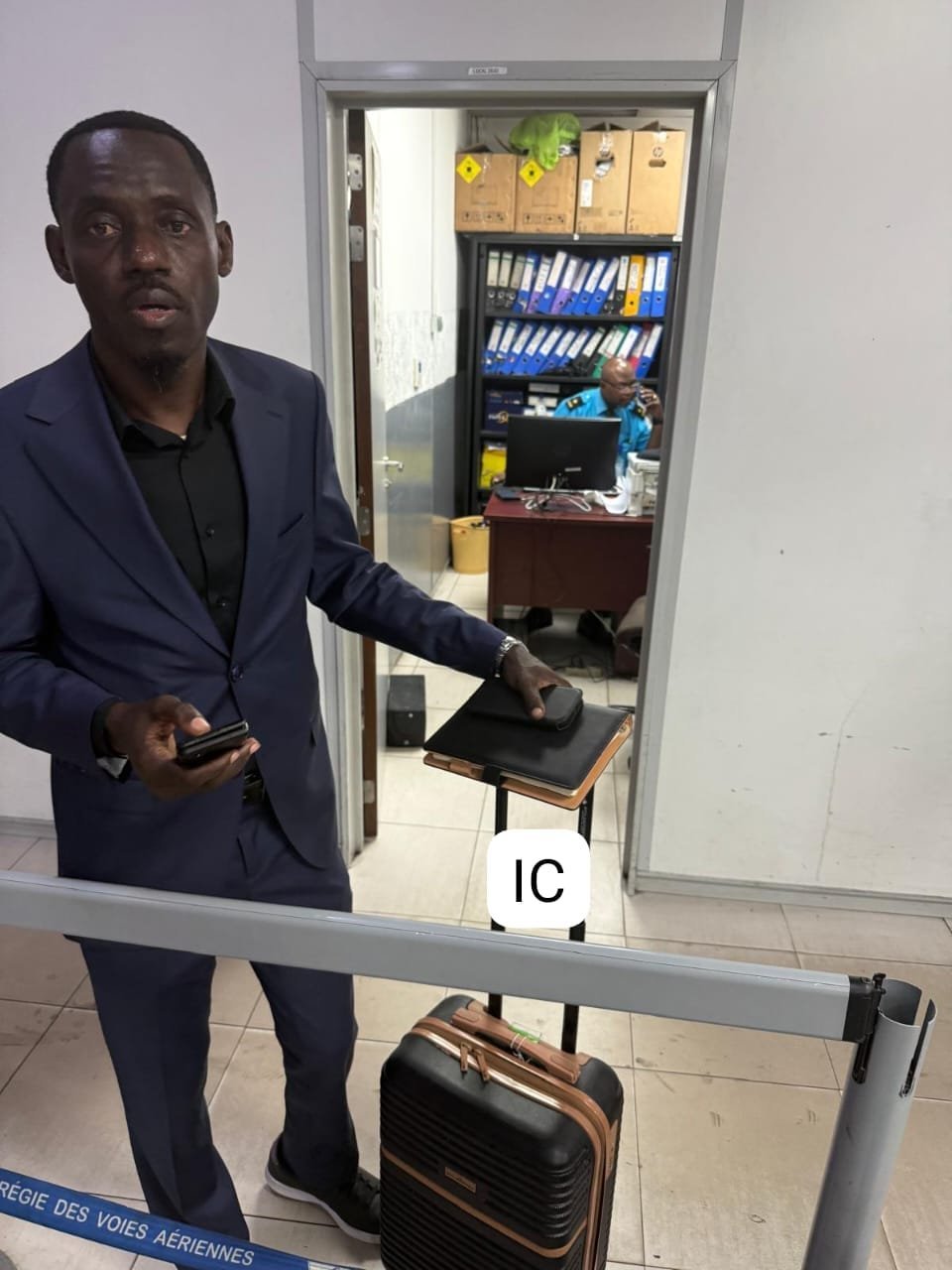 Prince Epenge empêché de se rendre à Rome après la rétention de son passeport à l’aéroport de N’djili. Une convocation judiciaire est évoquée.