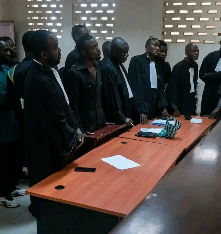 Un homme d’une trentaine d’années, identifié comme André LUFULUABO, a été condamné à la peine de mort ce jeudi 1er octobre 2026 par le Tribunal de Grande Instance de Kananga, après avoir été reconnu coupable du meurtre de son épouse, dans la commune de Katoka.
