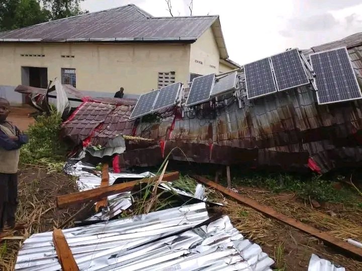 Une forte pluie accompagnée de vents violents s’est abattue dans la soirée de ce vendredi 2 octobre 2026 dans le territoire de Dibaya, au Kasaï Central, causant d’importants dégâts matériels.