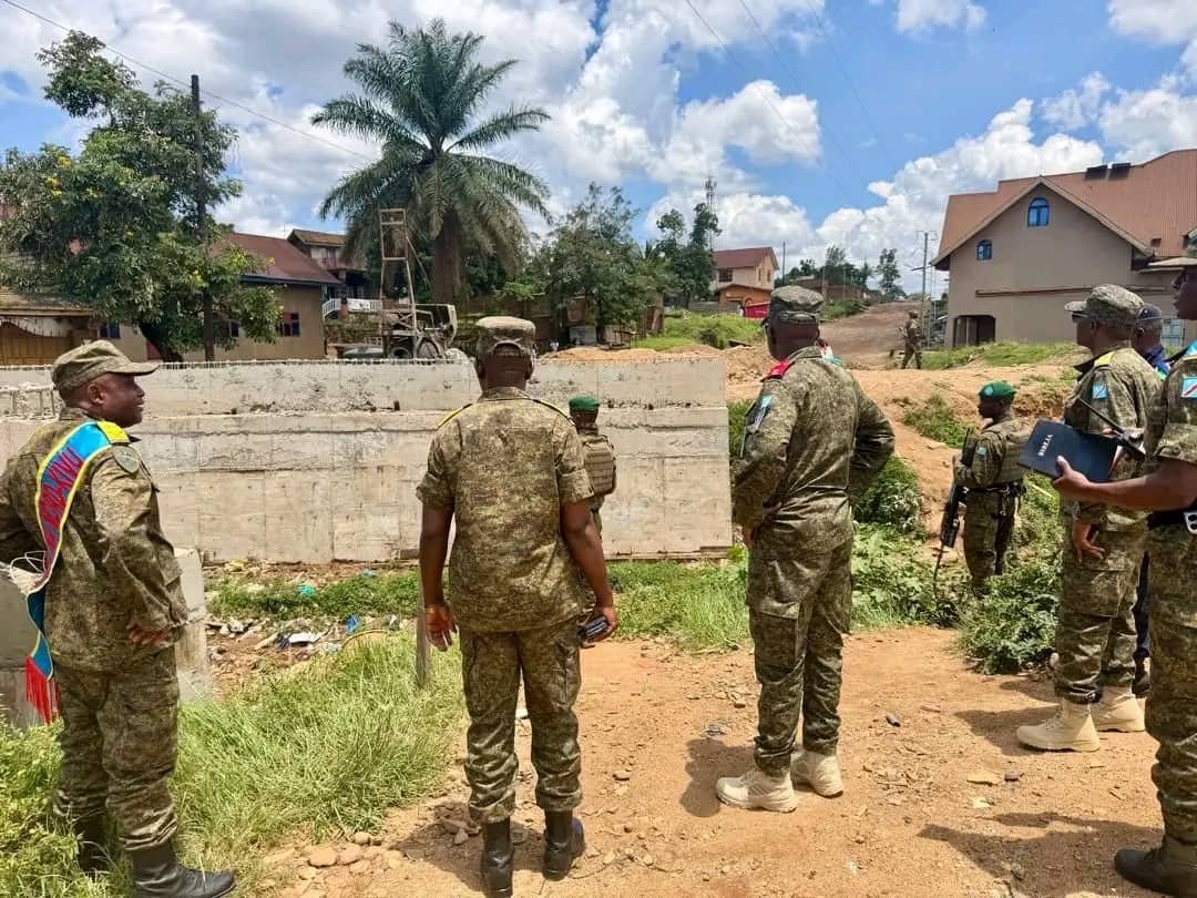 Ce mardi 14 octobre, le général-major Somo Kakule Evariste, gouverneur militaire du Nord-Kivu, a fait une descente surprise sur le chantier du pont Kibango.