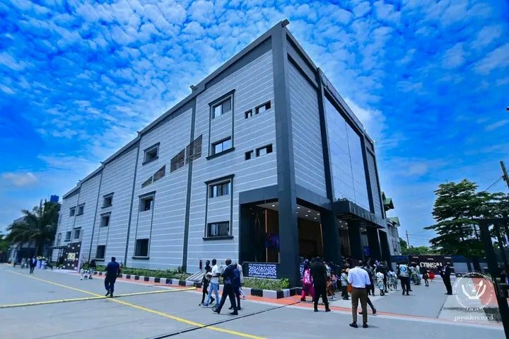 Le Président de la République, Félix-Antoine Tshisekedi Tshilombo, a pris part ce dimanche 18 octobre 2026 à la cérémonie de dédicace du nouveau temple de l'Église Cité Missionnaire Hosanna, à Kinshasa.