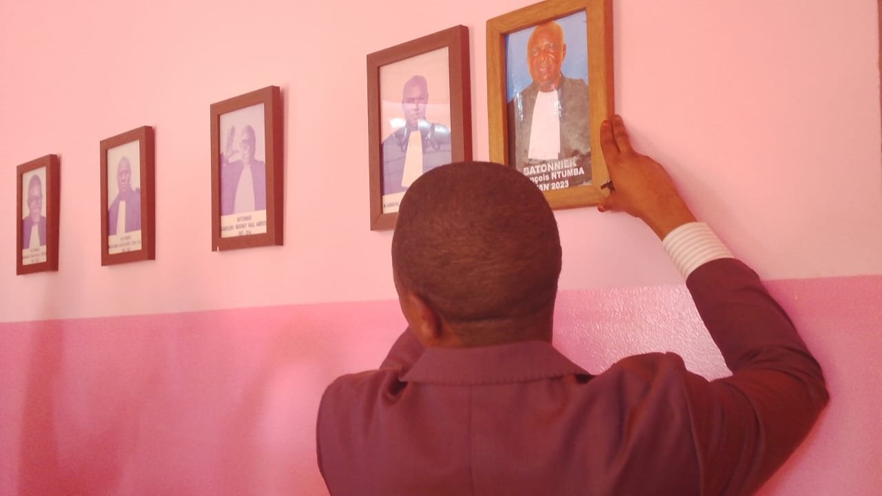 La cérémonie de remise et reprise entre le bâtonnier sortant, François Ntumba, et son successeur, Sylvain Ntambue Kawanga, s’est déroulée ce lundi 19 octobre 2026, dans une ambiance empreinte de joie et de convivialité.