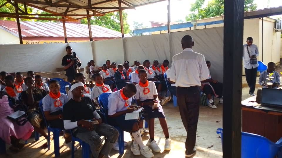 Dans le cadre du projet Académie de leadership féminin, les académiciennes sensibilisées par l’ONG AGIR participent à une formation technique destinée aux jeunes sur la salubrité publique, la résilience climatique et le reboisement à base d’acacias.