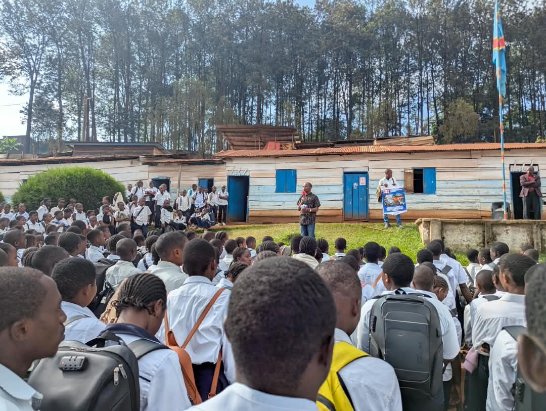 Le Parlement d’enfants Butembo-Lubero au nord kivu poursuit sa campagne de sensibilisation contre la maladie à virus Ebola en milieu scolaire.