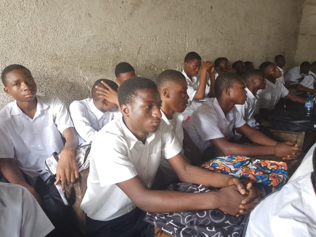 La lutte contre la corruption commence aussi sur les bancs de l’école. C’est autour de cette conviction que des organisations de la société civile, notamment le mouvement citoyen Lutte pour le changement (LUCHA), Le Congo n’est pas à vendre ( CPVAP ) ont organisé, ce samedi 03 octobre 2026, une activité de sensibilisation à l’Institut Lumumba 1, dans la prestigieuse commune de Limete.