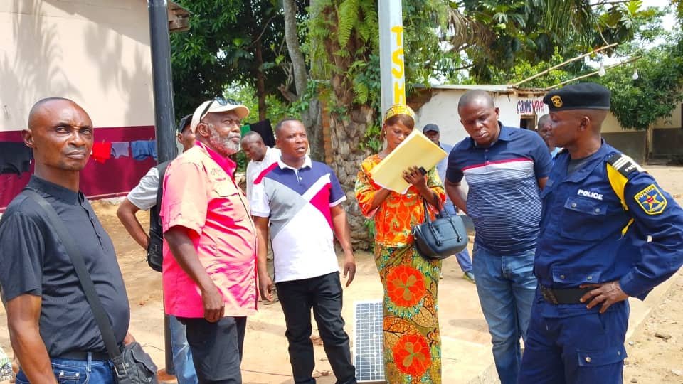Le bourgmestre de la commune de Katoka, Junior Kapena Kapena, a réaffirmé son engagement en faveur du renforcement de la sécurité et du rapprochement entre l’administration communale et la population,ce jeudi 8 octobre 2026, l’autorité municipale a présidé une réunion du Conseil local de sécurité, avant de poursuivre sa journée par plusieurs descentes sur le terrain.