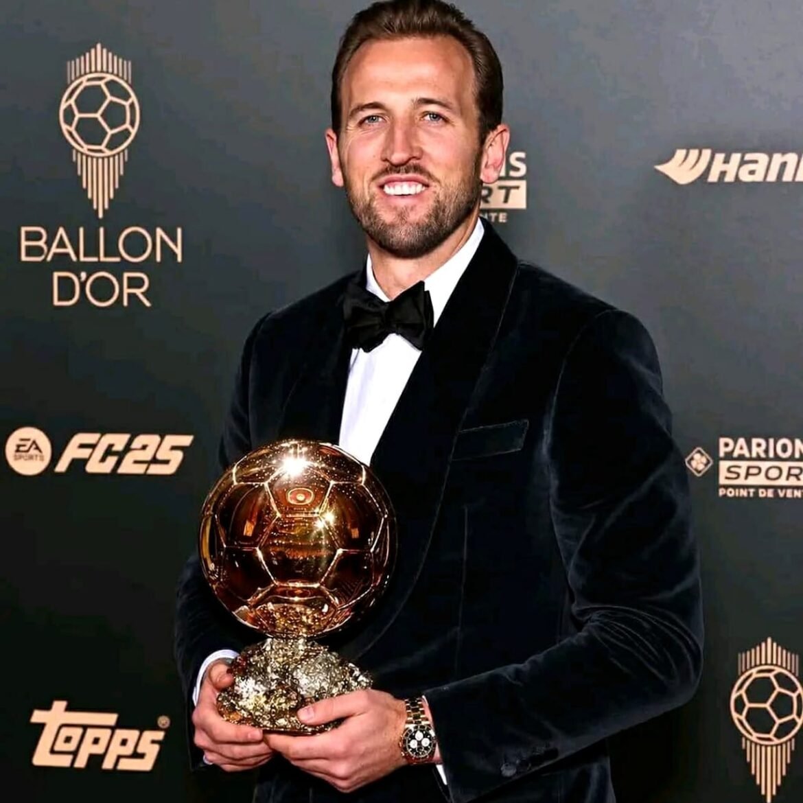 Harry Kane a remporté le Ballon d’Or 2026, lundi 26 octobre, à Londres, en Angleterre. L’attaquant du Bayern Munich décroche ainsi la plus prestigieuse distinction individuelle du football mondial, mettant fin à 25 ans d’attente pour le football anglais depuis le sacre de Michael Owen en 2001.