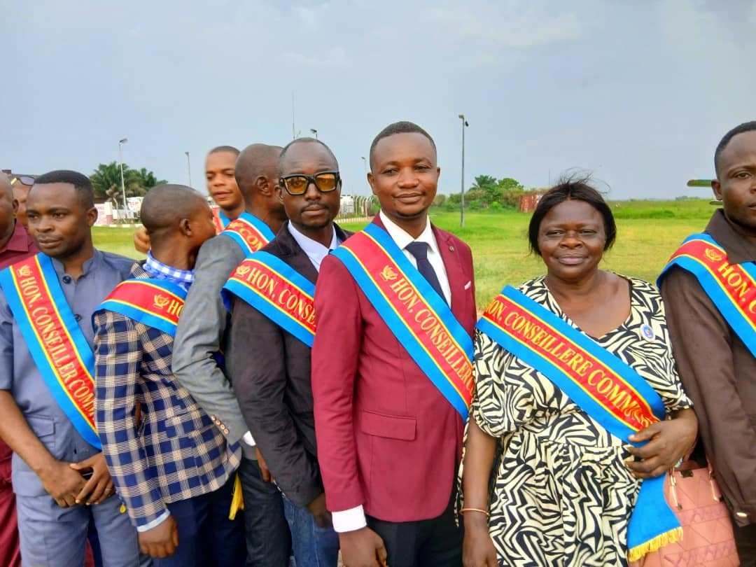 Le président interfédéral du parti politique Congo Positif et rapporteur du Bureau du Conseil communal de Ndesha, Laurent Luboya, a été présent à l’aéroport de Kananga pour accueillir la Première ministre de la République démocratique du Congo, Judith Suminwa Tuluka, arrivée dans le cadre de sa visite officielle dans la province du Kasaï Central.